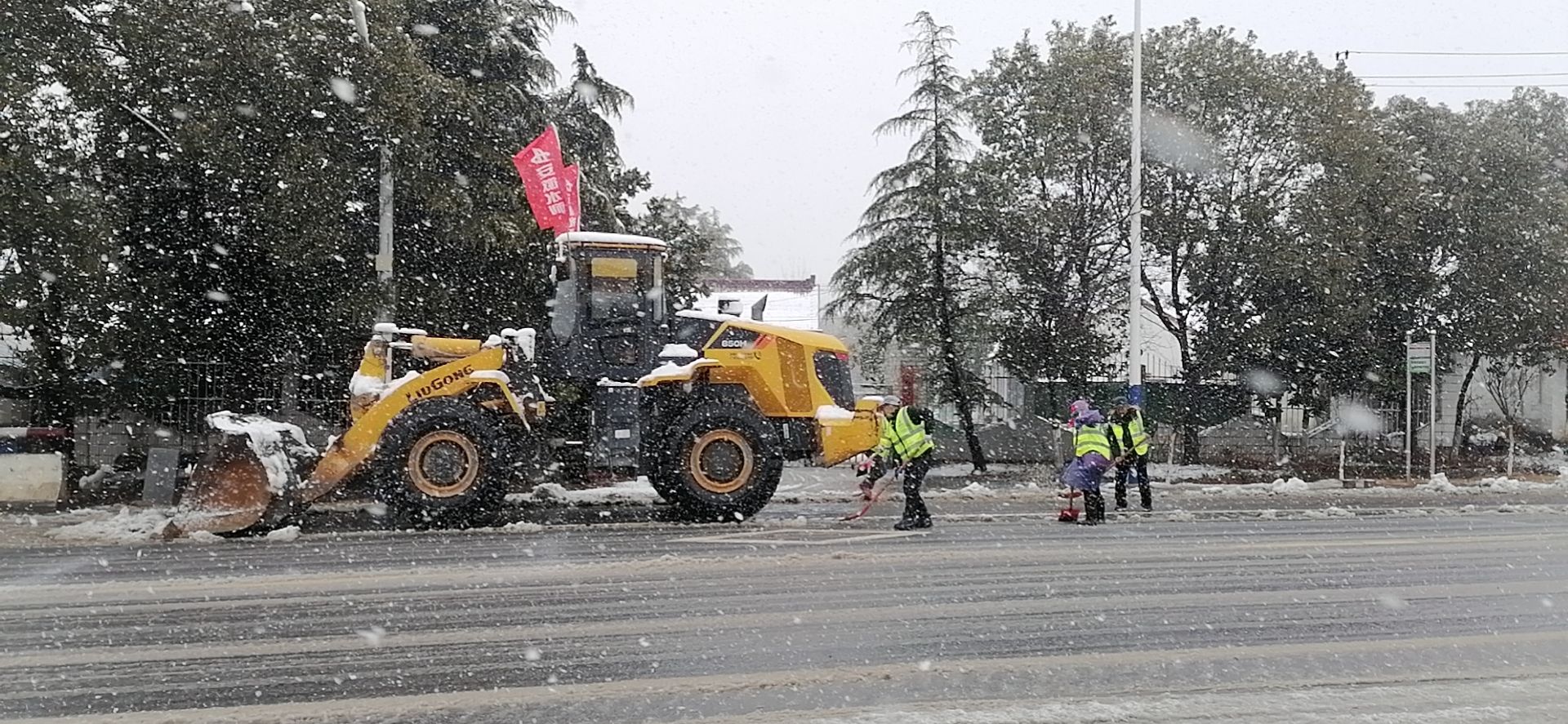 2月7日，安徽水利S442项目组织全体党员干部开展扫雪除冰活动，保障项目部及周边居民出行安全.jpg