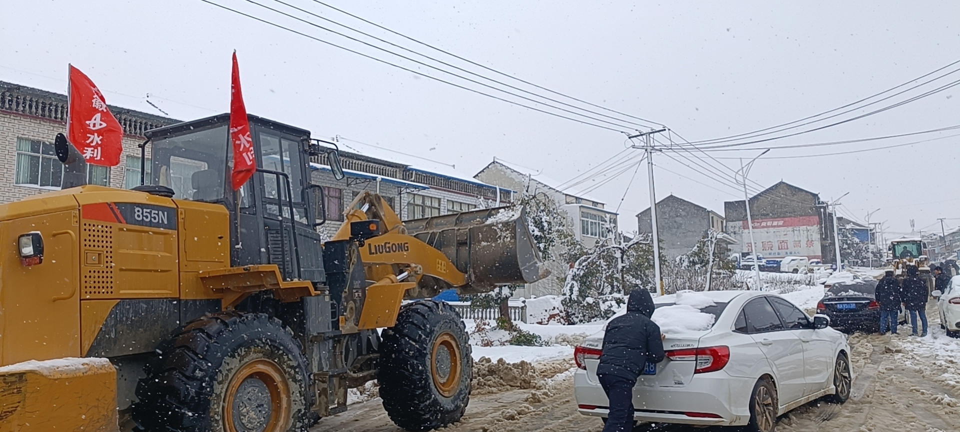 2月7日，安徽水利望江G35项目组织人员、机械为S237省道除雪保通.jpg