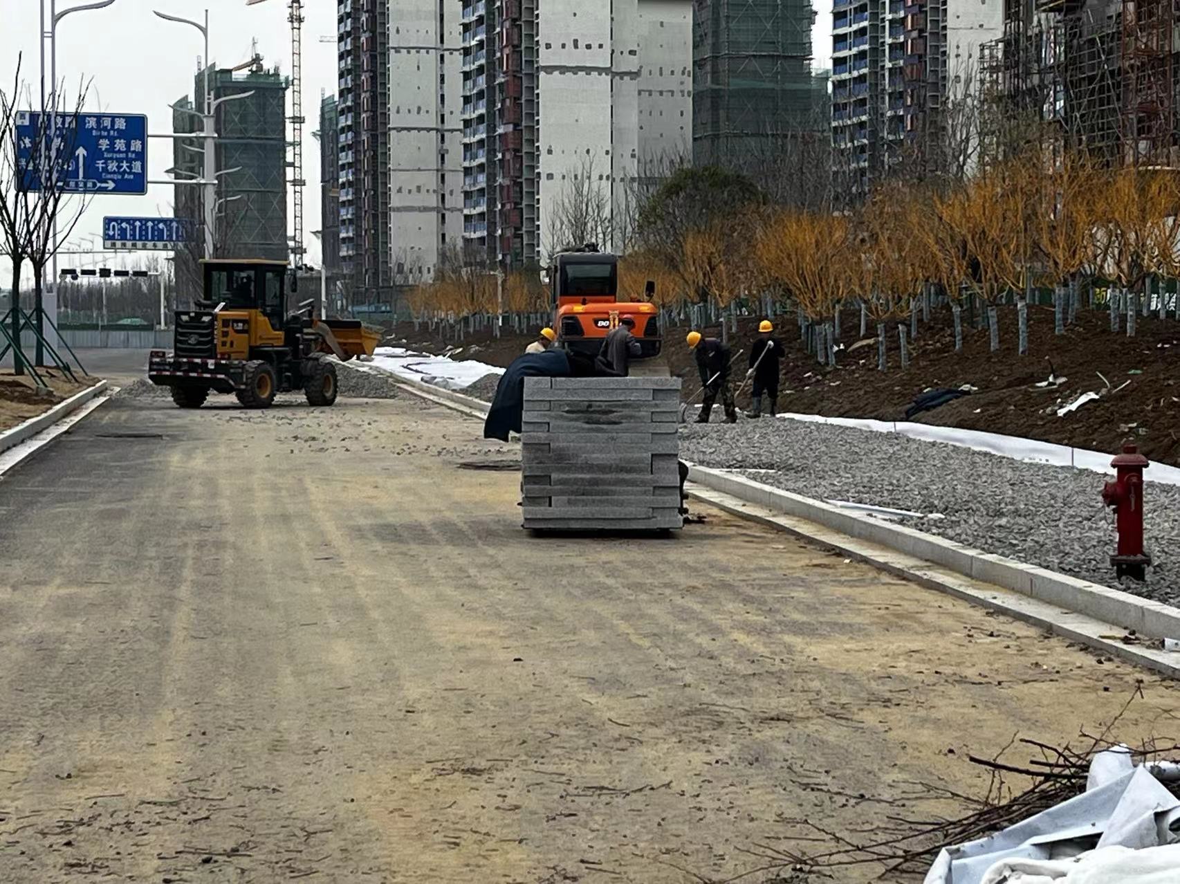 上海公司天长市高铁核心区建设（开发）项目-天宁大道（经二路-新河路）项目人行道碎石垫层铺设.jpg